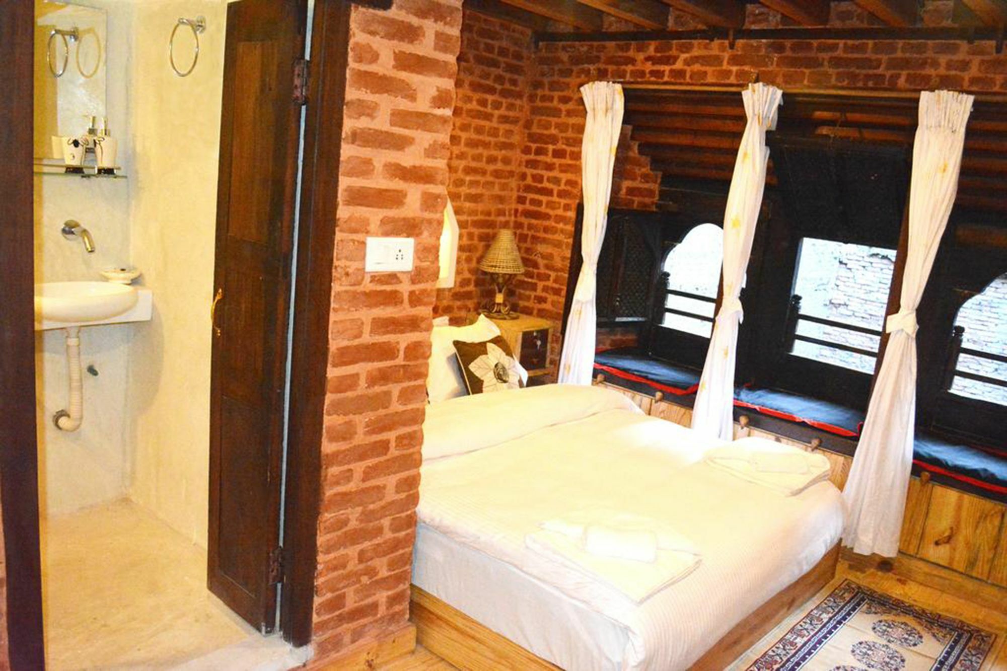 ラリトプル ヤンバ トラディショナル ホーム Bed & Breakfast エクステリア 写真